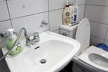 Zzzip Guesthouse In Hongdae Сеул Хостел